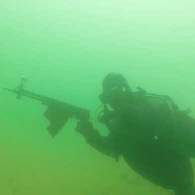 Военные водолазы провели тренировочный бой на морской глубине