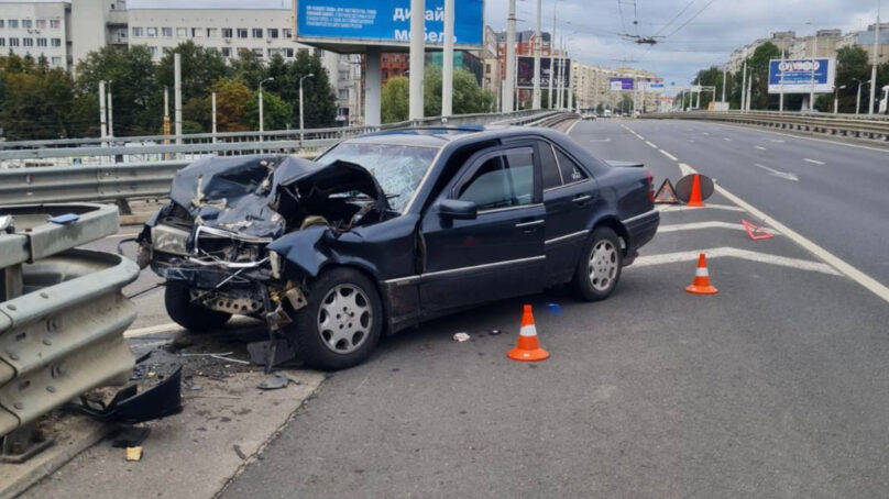 В Калининграде «Mercedes», уходя от столкновения, врезался в ограждение