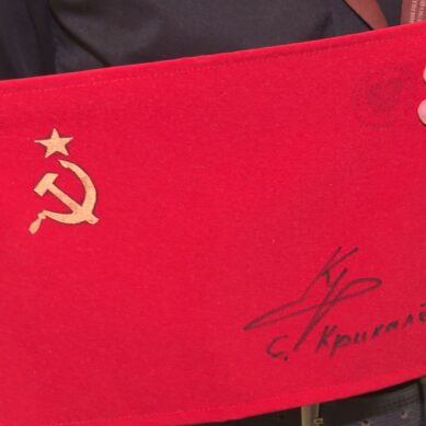 В Калининград привезли советский флаг с автографом космонавта-рекордсмена Сергея Крикалёва