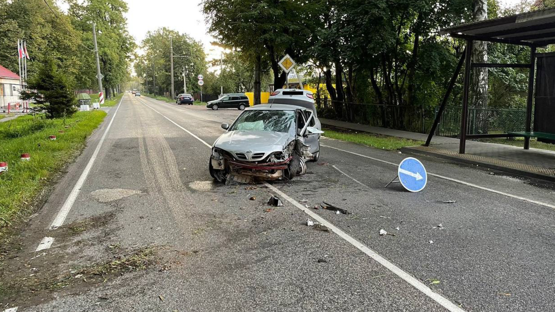 В Калининграде 18-летний водитель на «Ниссане» въехал в фонарный столб —  Вести-Калининград