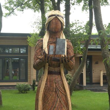 В поселке Лесной на Куршской косе появилась скульптура Неринги
