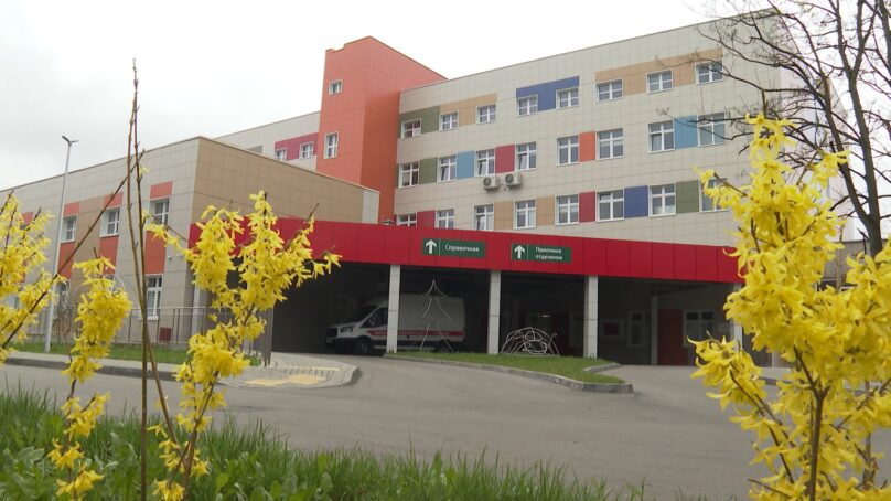 Алиханов потребовал оборудовать парковку около Детской областной больницы в Калининграде