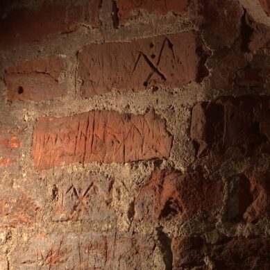 При реконструкции замка XIII века в Гурьевске рабочие обнаружили тайные фрески и замурованное подземелье с летучими мышами