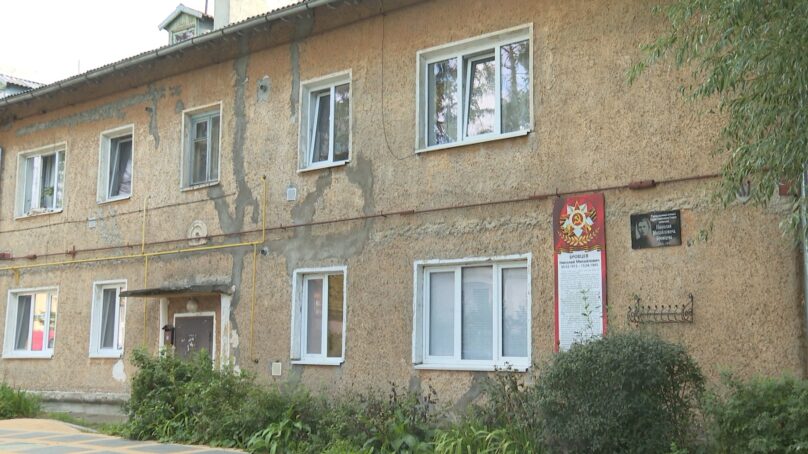 Дом в центре Зеленоградска весь в трещинах. Собственники боятся, что одна из стен может обрушиться