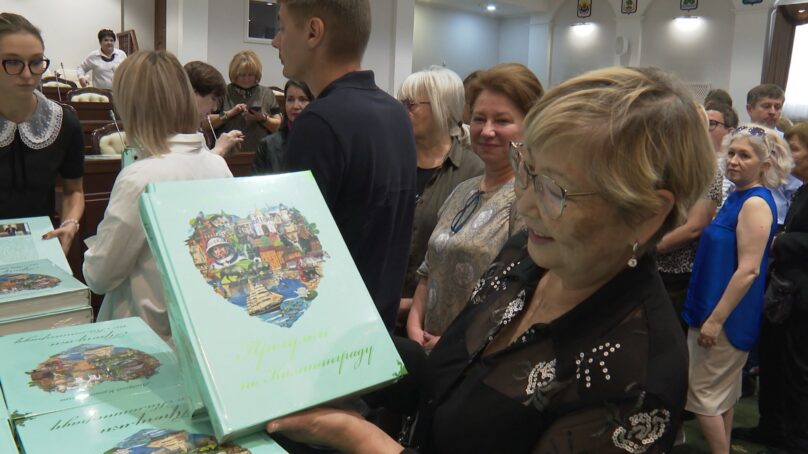 Кропоткин передал более полусотни книг своей серии «Прогулки по Калининграду» в школьные библиотеки города