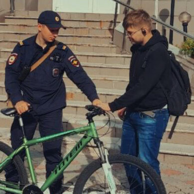 Калининградец поблагодарил полицейских, которые вернули ему похищенный велосипед