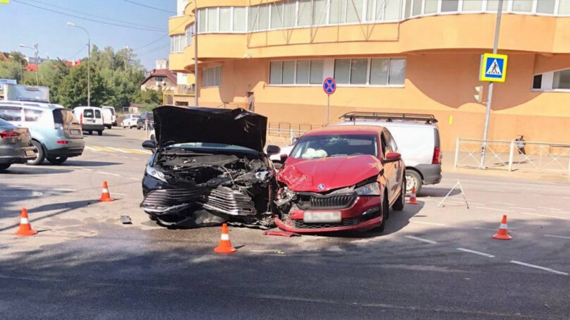 На улице Гагарина 25-летний водитель спровоцировал ДТП, выехав на перекресток на красный