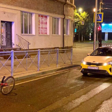Таксист сбил велосипедистку на пешеходном переходе на улице Октябрьской