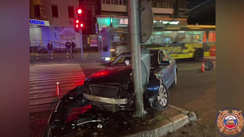 На Московском проспекте водитель легковушки врезался в фонарный столб