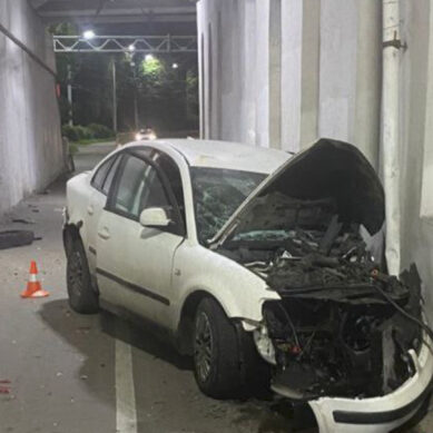 Сегодня ночью на улице Киевской водитель врезался в опору моста