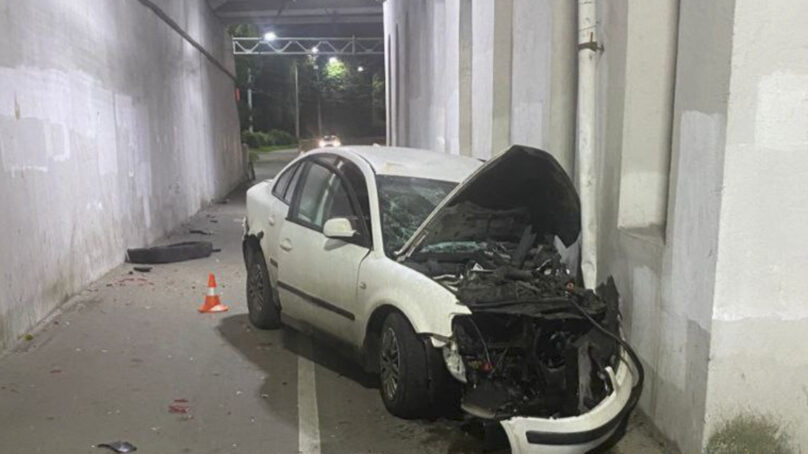 Сегодня ночью на улице Киевской водитель врезался в опору моста