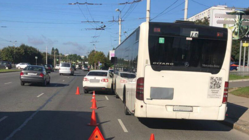 На Московском проспекте в Калининграде «Volkswagen» не вовремя перестроился и столкнулся с автобусом