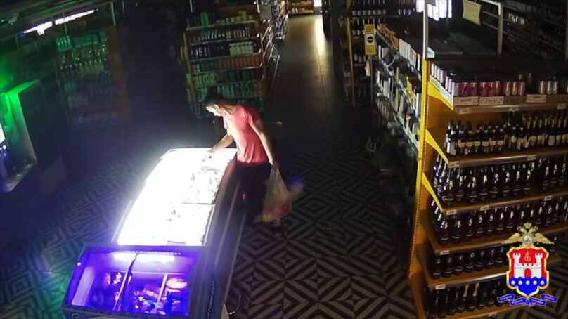 Житель Гурьевска дважды вламывался в магазин и похищал сигареты, продукты и спиртное