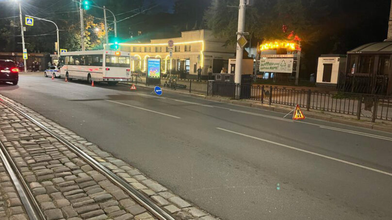 В Калининграде у зоопарка из-за резкого торможения автобуса пострадала пассажирка