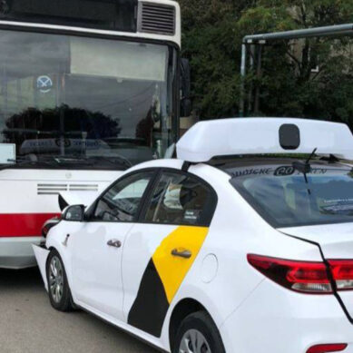 В Калининграде таксист выехал на встречную полосу и врезался в автобус
