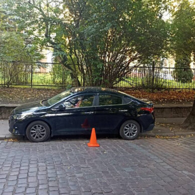 В Калининграде подросток врезался на самокате в припаркованный автомобиль