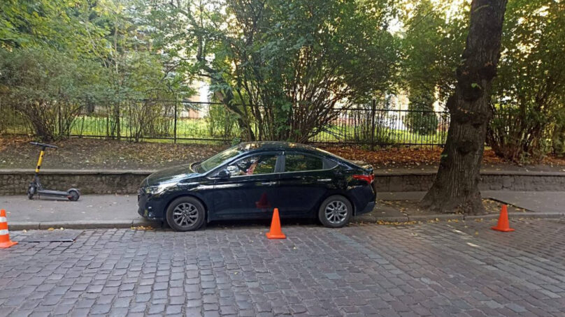 В Калининграде подросток врезался на самокате в припаркованный автомобиль