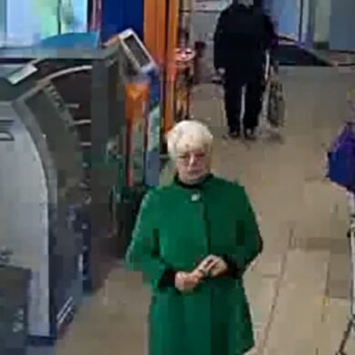 В Калининграде разыскивают женщину, подозреваемую в краже денег из банкомата