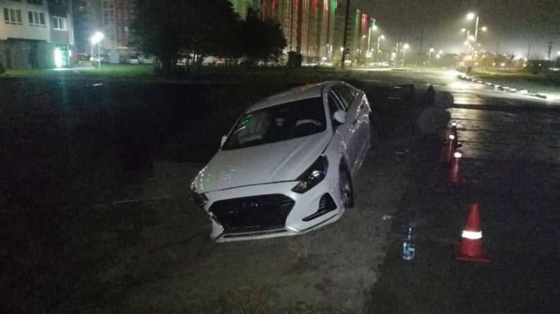 На улице Понартской иномарка съехала в кювет, пострадал водитель