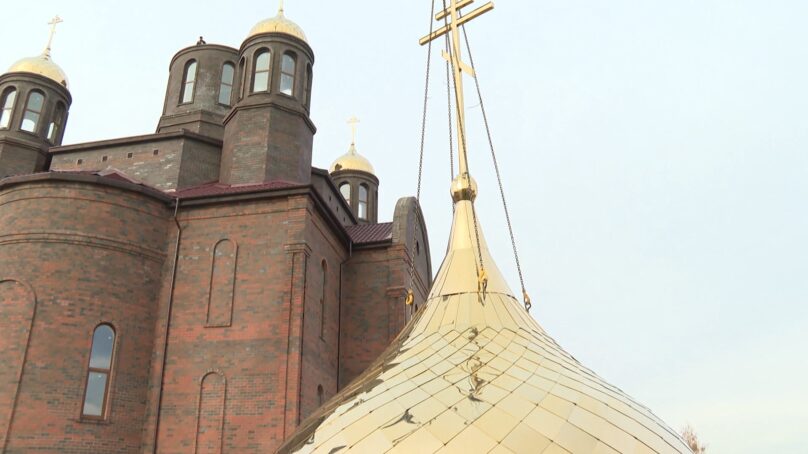 На соборе рядом со Свято-Елисаветинским монастырём установили главный купол