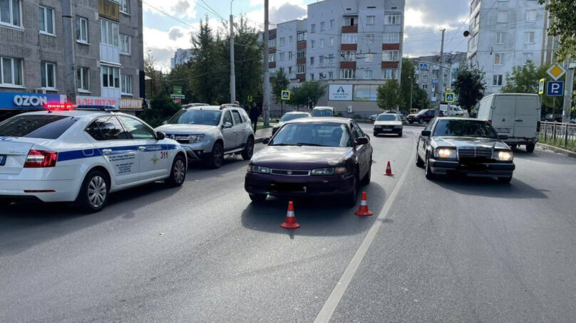 В Калининграде пешеход вышел на дорогу из-за припаркованного автомобиля и попал под колеса другого