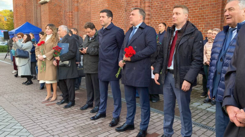 Губернатор Антон Алиханов принял участие в открытии памятного знака просветителю Андрею Болотову у Королевских ворот