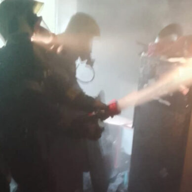 В Калининграде пожарные ликвидировали пожар в пятиэтажном доме на Красной