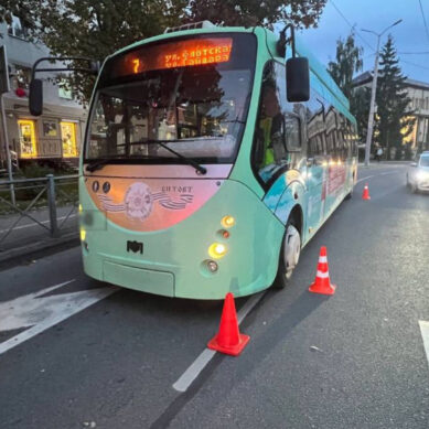 В Калининграде на Горького произошло падение пассажира в троллейбусе