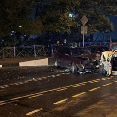 В ночном ДТП в Калининграде столкнулись три машины