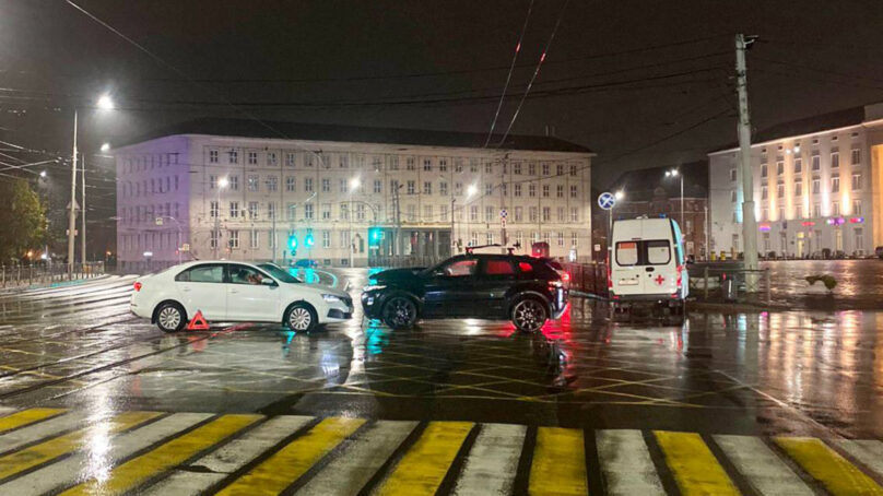 На площади Победы в Калининграде столкнулись три автомобиля