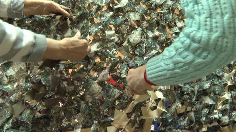 Активистки из Озерского округа плетут маскировочные сети с правильной формой пятен