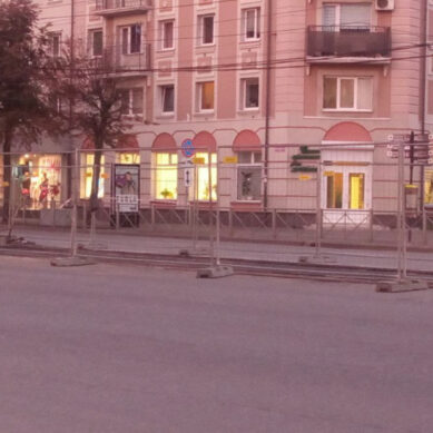 В центре Калининграда на Ленинском проспекте на трамвайных путях меняют брусчатку на асфальт
