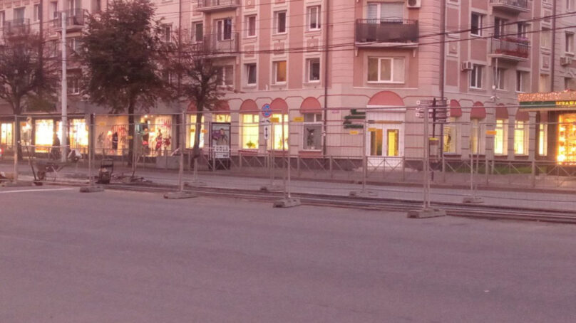 В центре Калининграда на Ленинском проспекте на трамвайных путях меняют брусчатку на асфальт