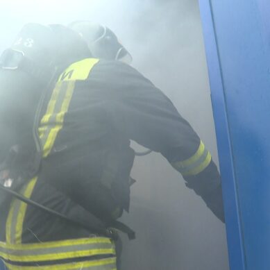 На базе пожарно-спасательной части №3 проводятся учения звеньев газодымозащитников в специализированной имитационной установке