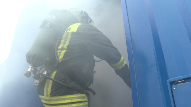 На базе пожарно-спасательной части №3 проводятся учения звеньев газодымозащитников в специализированной имитационной установке