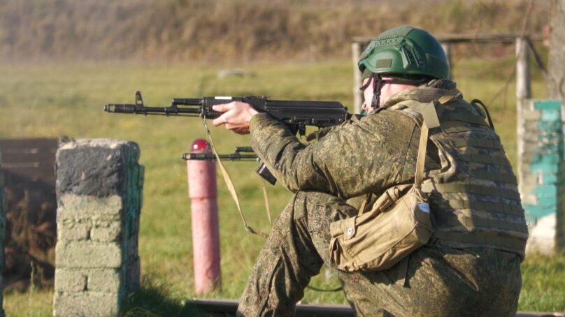 Накануне Дня военного разведчика в мотострелковом соединении на востоке области подводят итоги летнего периода обучения