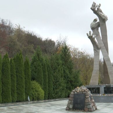 В Янтарном участники международной научной конференции центра «Холокост» почтили память жертв «Марша смерти»