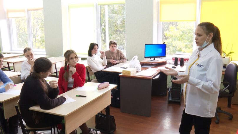 13 советников директора по воспитанию и взаимодействию с детьми начали работать в учреждениях среднего профессионального образования Калининградской области