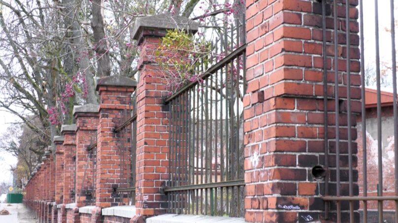 Ограждение нескольких исторических зданий в Черняховске приведут в порядок за счёт областного бюджета