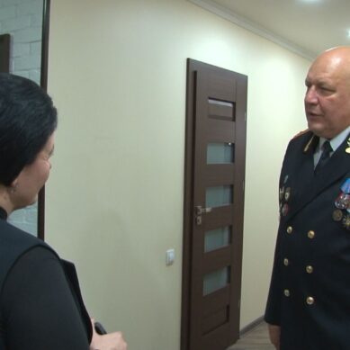 Глава администрации Калининграда поздравила с Днём морской пехоты ветерана гвардии флота
