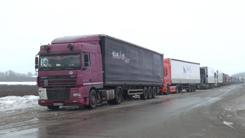 Очередь из грузовых автомобилей на границе с Литвой выросла накануне до 120 машин