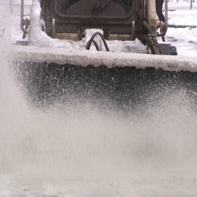 Из-за снега и наледи в Янтарном крае случилось более 70 ДТП за сутки. Коммунальщики продолжают борьбу со стихией