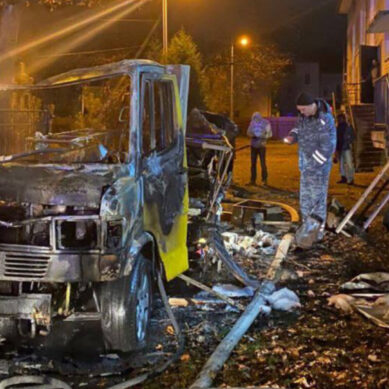 На улице Карташева рядом с ДК «Машиностроитель» загорелся автомобиль