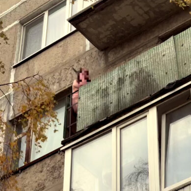 В Калининграде женщина с ножом в руке грозилась спрыгнуть с 4 этажа