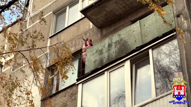 В Калининграде женщина с ножом в руке грозилась спрыгнуть с 4 этажа