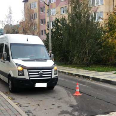 В Зеленоградске водитель микроавтобуса при движении задним ходом сбил пешехода