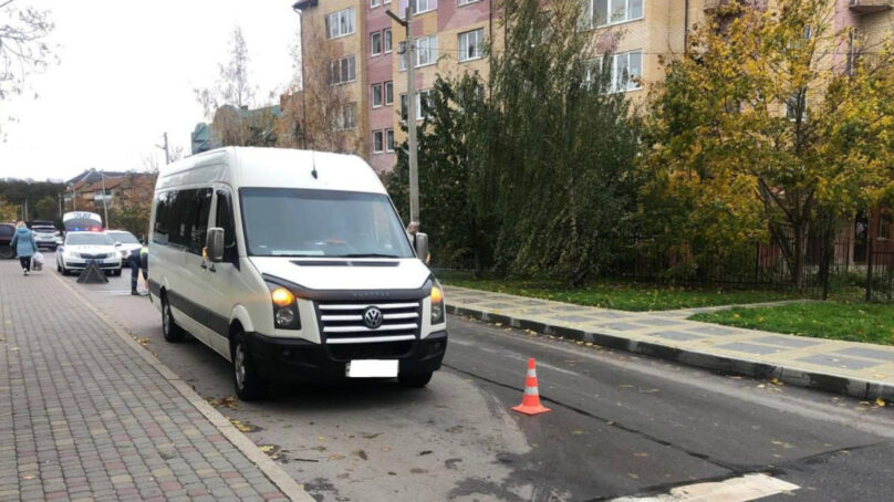 В Зеленоградске водитель микроавтобуса при движении задним ходом сбил пешехода