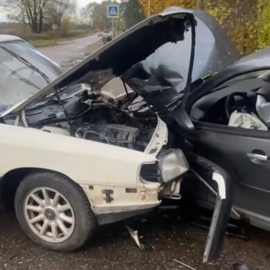 В Черняховске столкнулись две иномарки. Водитель и пассажир пострадали