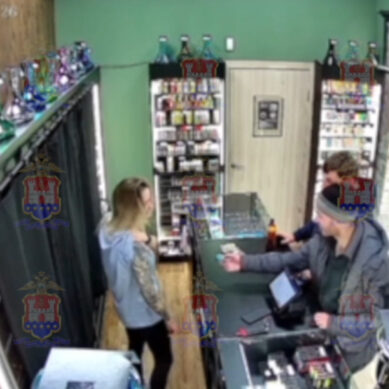 Простой трюк: в Калининграде покупатель отвлёк продавца и похитил смартфон