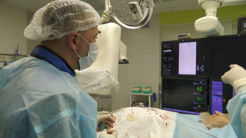 В Гусеве хирурги из Калининградской области и Северной столицы провели операцию с рентген-эндоваскулярным оборудованием